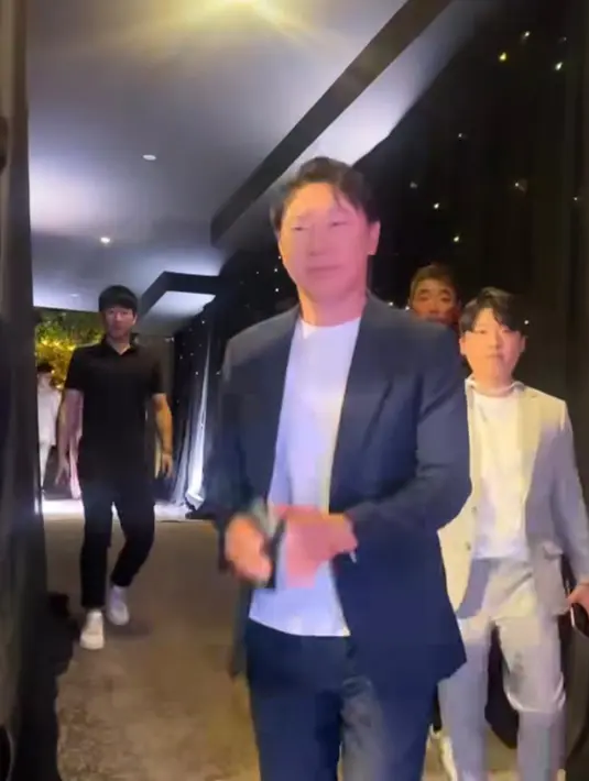 Coach Timnas Indonesia U-23 Shin-Taeyong tak ketinggalan hadir mengenakan setelan jas nuansa biru navy. [@ikawatifitria]