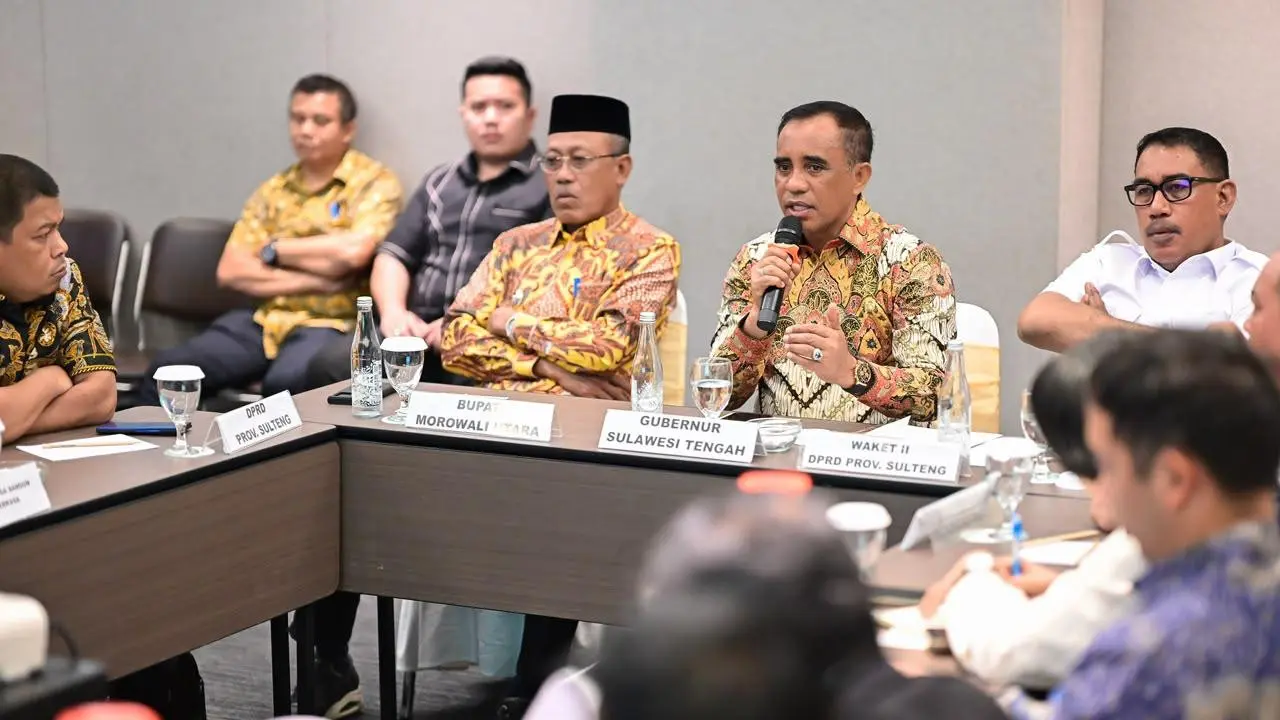 Gubernur Sulteng Anwar Hafid bersama sejumlah Bupati dan wali kota di Sulteng. (Istimewa)