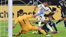 Pemain Jerman, Serge Gnabry, mencetak gol ke gawang Argentina pada laga persahabatan di Stadion Signal Iduna Park, Rabu (9/10). Kedua tim bermain imbang 2-2. (AP/Martin Meissner)