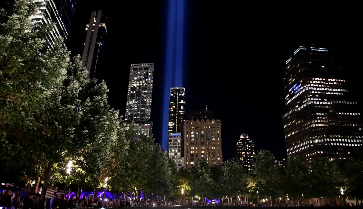 Tribute in Light menjadi bentuk penghormatan yang menyatukan warga New York dan dunia untuk mengenang alah satu peristiwa kelam dalam sejarah modern. (Leonardo Munoz/AFP)