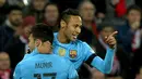 Pemain Barcelona,  Neymar de Silva merayakan gol bersama rekannya saat melawan  Athletic Bilbao pada Leg pertama perempat final Copa Del Rey di Stadion San Mames, Bilbao, Spanyol , Kamis (21/1/2016) dini hari WIB. (REUTERS/Vincent West)