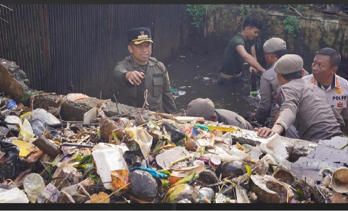 walikota depok supian nyemplung kali