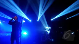 Aksi sang vokalis MEW, Jonas Bjerre saat konser digelar di Skenoo Hall, Gandaria City, Jakarta, Selasa (31/3/2015). (Liputan6.com/Faisal R Syam)