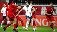 Striker Inggris, Harry Kane, berusaha melewati pemain Belgia pada laga UEFA Nations League di Stadion King Power, Senin (16/11/2020). Belgia menang dengan skor 2-0. (AP/Francisco Seco)