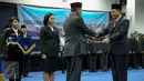 Kapolri Jenderal Badrodin Haiti (kiri) memberikan dokumen kepada Komjen Pol Budi Waseso saat acara pelantikan Kepala BNN di Kantor BNN, Jakarta, Selasa (8/9). Buwas resmi menggantikan Anang Iskandar sebagai Kepala BNN. (Liputan6.com/Faizal Fanani)