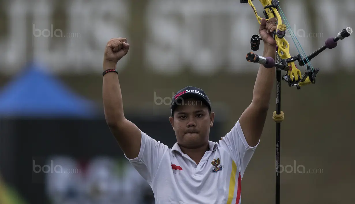 Pepanah Indonesia, Prima Wisnu, merayakan kemenangan saat final SEA Games cabang panahan nomor compound di National Sports Council, Kuala Lumpur, Rabu (16/8/2017). Dirinya meraih emas setelah mengalahkan Malaysia. (Bola.com/Vitalis Yogi Trisna)