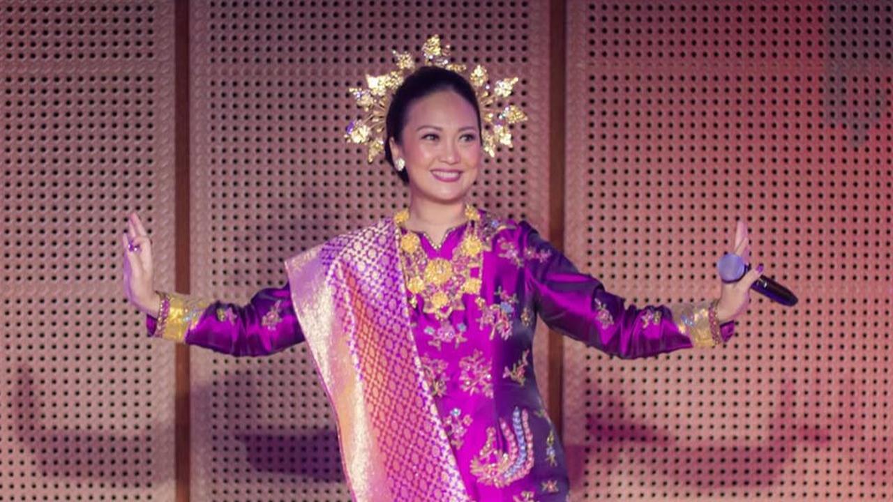 7 Potret Anggun Nola B3 Mengenakan Baju Kuruang di Konser Mengenang Elly Kasim