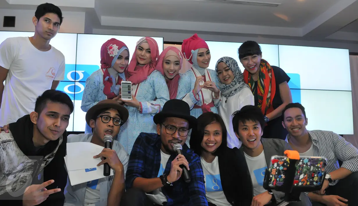 Sejumlah artis saat acara peluncuran aplikasi Google App Kartu Now di Jakarta, Senin (29/6). Kartu Now ini bertujuan membantu pengguna menemukan beragam informasi yang paling dicari selama Ramadan. (Liputan6.com/Herman Zakharia) 
