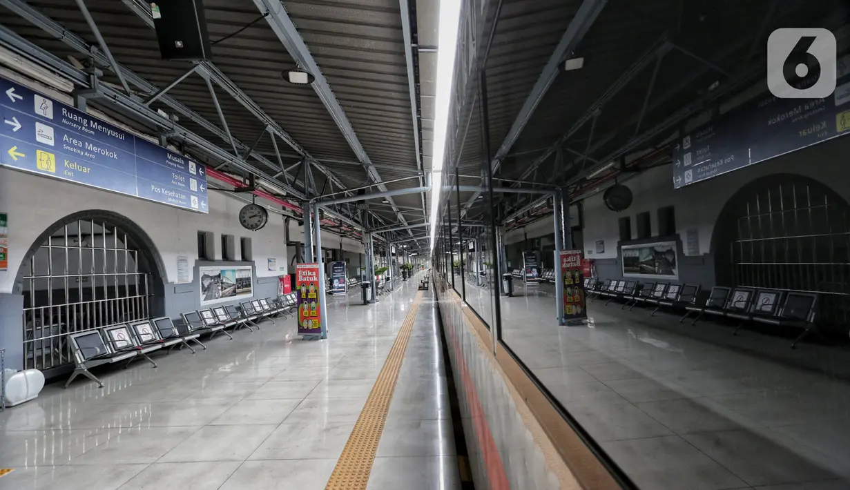 Suasana Stasiun Pasar Senen, Jumat (24/4/2020). Terkait larangan mudik Lebaran 2020, Stasiun Pasar Senen untuk sementara tidak melayani keberangkatan kereta jarak jauh dari tanggal 24 sampai 30 April 2020 mendatang. (Liputan6.com/Johan Tallo)