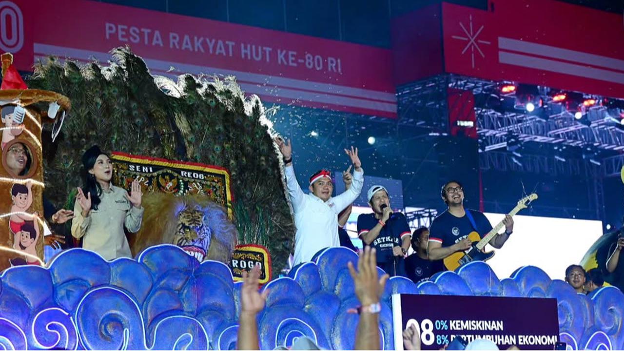 VIDEO: Momen Seskab Teddy Asyik Joget di Atas Mobil Karnaval Depan Prabowo dan Panglima TNI Agus