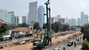 Sejumlah alat berat di area pembangunan underpass Kuningan-Mampang di Mampang Prapatan, Jakarta, Selasa (4/7). Pembangunan underpass Kuningan-Mampang kembali dikerjakan usai terhehti libur lebaran. (Liputan6.com/Yoppy Renato)