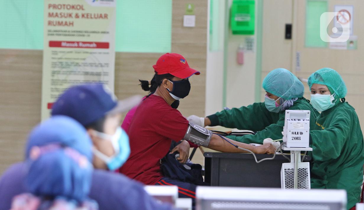 Petugas memeriksa kesehatan penerima vaksin covid-19 di RSUD Pasar Minggu, Jakarta, Selasa (25/8/2021). Vaksin Moderna di Jakarta diberikan untuk warga yang tidak bisa menggunakan vaksin AstraZenecca dan Sinovac berdasarkan surat keterangan dari fasilitas kesehatan. (Liputan6.com/Herman Zakharia)