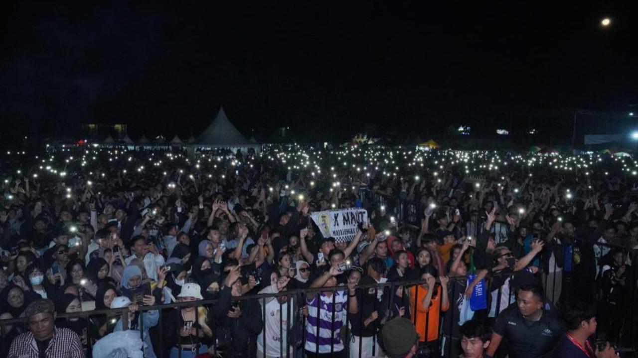 "Pesta Rakyat Ganjar-Mahfud bukan hanya sebatas hiburan, namun juga menjadi momentum penting di mana puluhan ribu warga bersatu dalam mendukung Ganjar-Mahfud MD sebagai pemimpin bangsa,” ujar Ema.<br>