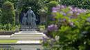 Pemandangan patung Diana, Princess of Wales, sehari setelah pembukaannya, di Sunken Garden di Istana Kensington, London, Jumat (2/7/2021). Pada patung tersebut, Putri Diana terlihat memakai rok berpinggang tinggi dan aksesoris sabuk berukuran besar. (Jonathan Brady/Pool Photo via AP)