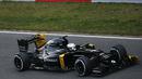 Pebalap Renault, Kevin Magnussen mencatat waktu 1m26.014s pada sesi test pramusim F1 hari ke-3 di Sirkuit Catalunya, Barcelona, Rabu (24/2/2016) WIB.  (REUTERS/Sergio Perez)