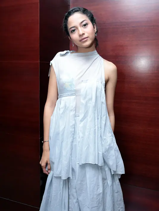 Rona bahagia pastinya sangat dirasakan aktris pendatang baru ini. Saat menerima piala, sambil tersenyum semringah Putri menuturkan rasa syukurnya dan ungkapan terima kasih kepada semua pihak yang telah mendukungnya. (Deki Prayoga/Bintang.com)