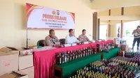 Ratusan botol miras hasil sitaan Polda Kaltara dijadikan barang bukti dalam per rilis yang digelar Senin (3/3/2025).