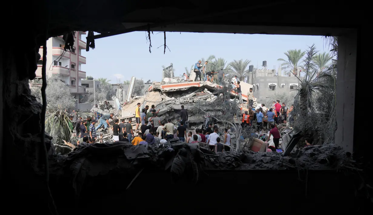 <p>Warga mencari korban selamat pascabombardir Israel di Deir Al-Balah, Jalur Gaza, Palestina, Minggu (22/10/2023). (AP Photo/Hatem Moussa)</p>