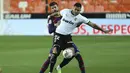 Bek Barcelona, Gerard Pique berusaha merebut bola dari pemain Valencia, Maxi Gomez pada pertandingan La Liga Spanyol di stadion Mestalla, Senin (3/5/2021). Barcelona menang tipis atas Valencia 3-2. (AP Photo/Alberto Saiz)