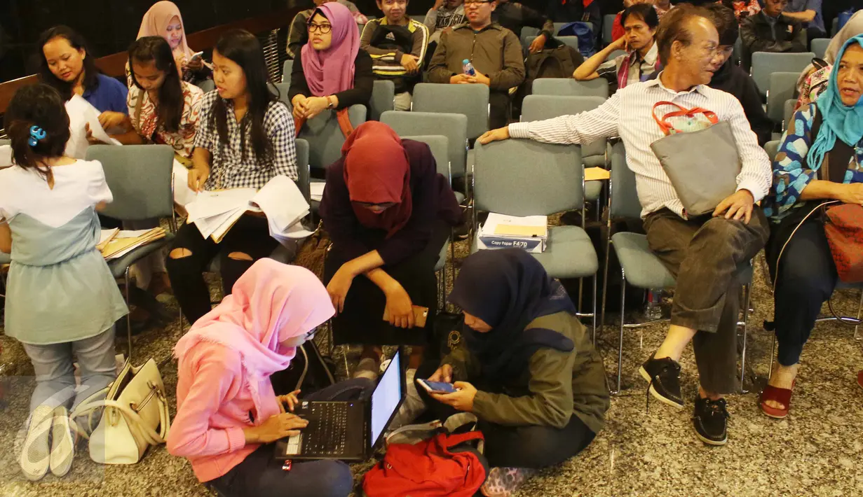 Pemohon pajak berada di kantor Ditjen Pajak, Jakarta, Jumat (31/3). Hari ini merupakan hari terakhir program pengampunan pajak atau tax amnesty dan akan di tutup pada pukul 00:00. (Liputan6.com/Angga Yuniar)