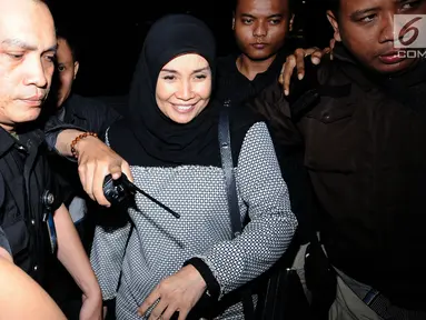 Istri Bupati Nganjuk, Ita Triwibawati saat meninggalkan gedung KPK Jakarta, Kamis (26/10). KPK menyatakan untuk sementara Ita Triwibawati tidak terlibat dalam kasus dugaan suap yang melibatkan suaminya, Taufiqurrahman. (Liputan6.com/Helmi Fithriansyah)