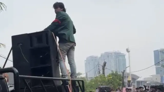 Mahasiswa di Medan menggelar aksi demo di Gedung Dewan Perwakilan Rakyat Daerah Sumatera Utara (DPRD Sumut)