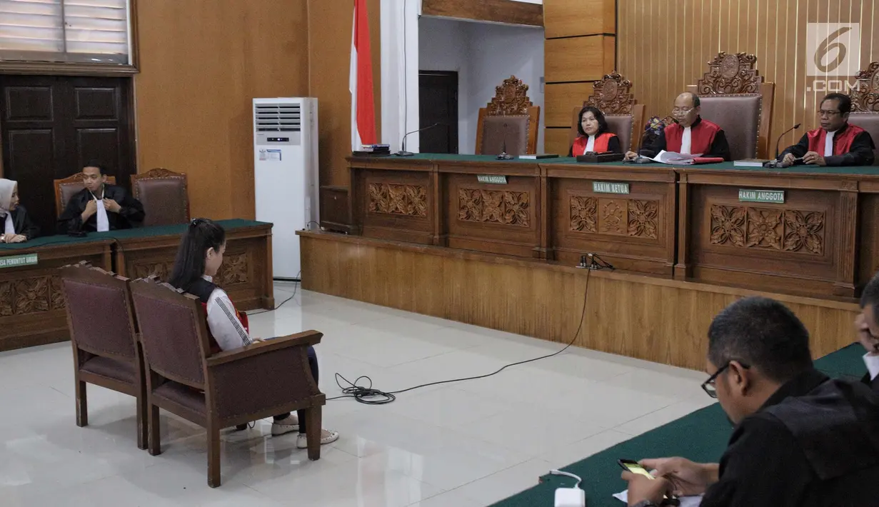 Terdakwa artis Jennifer Dunn menjalani sidang di Pengadilan Negeri Jakarta Selatan, Jakarta, Senin (25/6). Vonis yang dijatuhkan hakim ini lebih berat dari tuntutan jaksa penuntut umum yakni selama delapan bulan penjara. (Liputan6.com/Faizal Fanani)