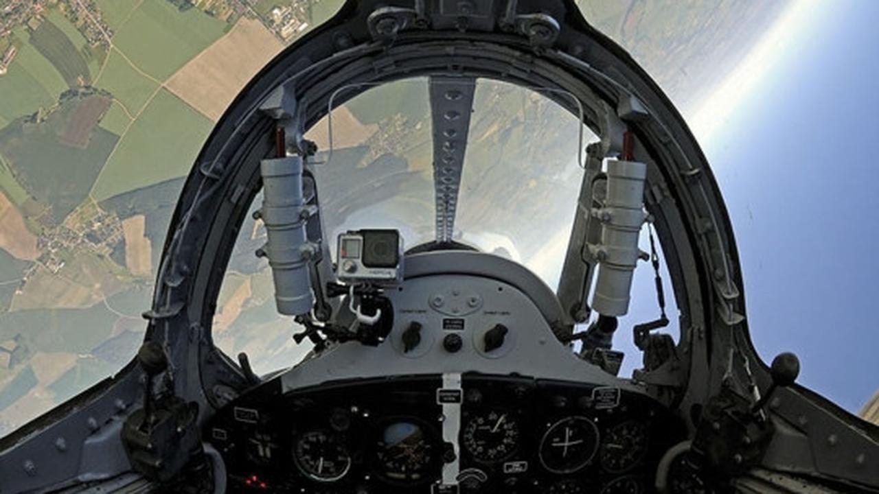 Aksi gila pilot miliarder foto selfie sambil kendarai Jet MiG 29
