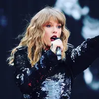 Penampilan Taylor Swift dalam balutan gaun hitam yang seksi rancangan Versace di Golden Globes 2019. Sumber foto: Akun instagram @taylorswift..