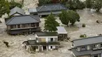 Warga yang terjebak luapan banjir dari Sungai Kinugawa di Joso, prefektur Ibaraki, menunggu dievakusi tim penyelamat, Jepang, Kamis (10/9). Satu orang hilang dan lebih dari 90 ribu warga diperintahkan untuk mengungsi. (REUTERS/Kyodo)