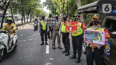 Petugas gabungan Satpol PP, TNI, Polri melakukan razia masker di kawasan Karang Tengah Raya, Lebak Bulus, Jakarta, Senin (14/9/2020). Penertiban terkait pelaksanaan PSBB Jakarta kembali dan memutus rantai penyebaran COVID 19. (Liputan6.com/Faizal Fanani)