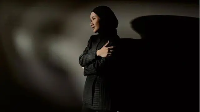 Cita Citata Padu Padan Busana dengan Jilbab Hitam