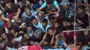 Pelayat membawa jasad perawat Palestina, Razan Najjar saat pemakamannya di Kota Khan Younis, Jalur Gaza Selatan, Sabtu (2/6). Peluru tajam yang ditembakkan tentara Israel menembus punggung Razan dan merangsek ke jantungnya. (AP Photo/Khalil Hamra)