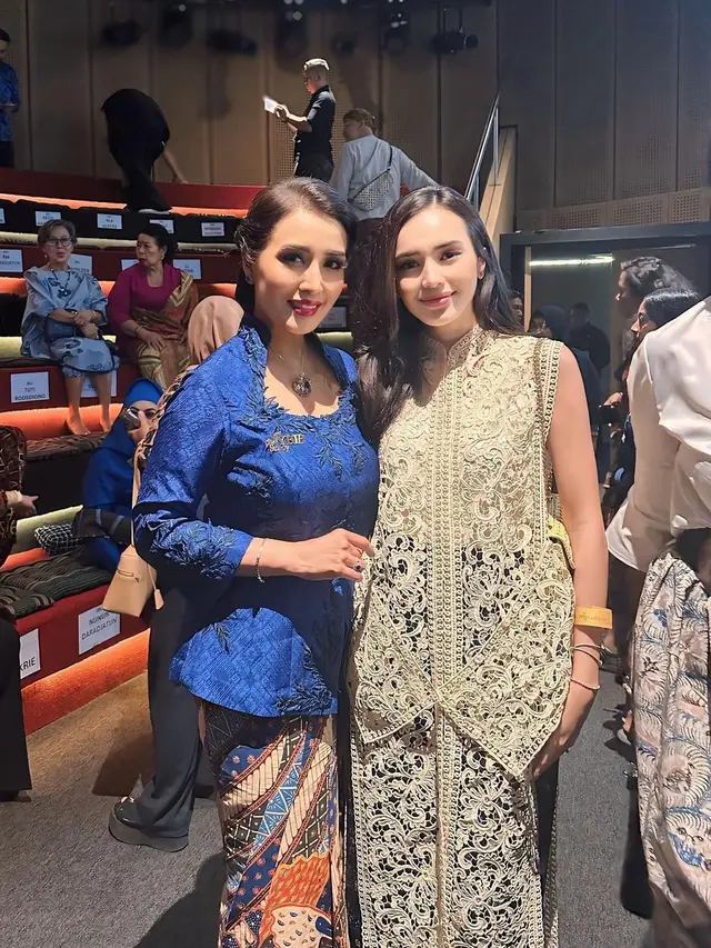 6 Gaya Anggun Beby Tsabina Padukan Batik dan Tas Rp 60 Juta saat Hadiri Acara Tutur Batik Bareng Para Ibu Pejabat
