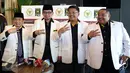 (ki-ka) Ketua Fraksi PKS DPR RI Jazuli Juwaini, Presiden PKS Sohibul Iman, Ketua Majelis Syuro PKS Salim Segaf Al Jufri dan Anggota Fraksi PKS Abu Bakar Al Habsyi foto bersama saat rapat pleno di Jakarta, Kamis (12/1). (Liputan6.com/Johan Tallo)