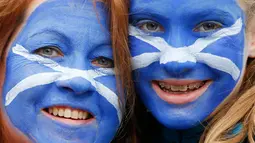 Dua suporter Skotlandia mengcat mukanya dengan logo bendera negaranya sebelum pertandingan Piala Dunia Rugby 2015 antara Samoa melawan Skotlandia di St James 'Park, Newcastle, Inggris (10/10/15). (Reuters/Lee Smith)