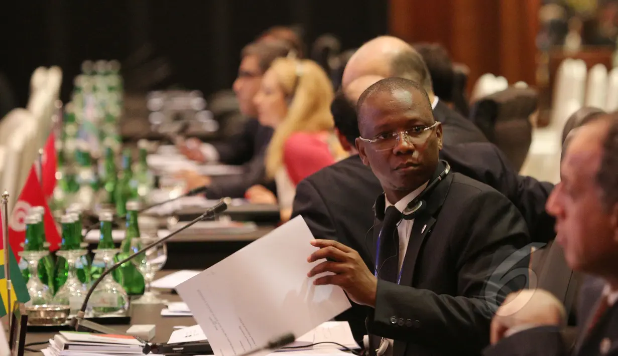 Salah satu delegasi Konferensi Asia Afrika saat mengikuti pembukaan Pertemuan Tingkat Menteri Asia-Afrika di Jakarta Convention Center, Senin (20/4/2015). (Liputan6.com/Herman Zakharia)