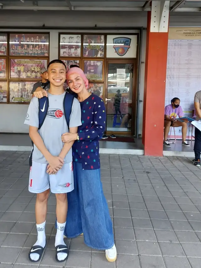 Wanda Hamidah Berhijab