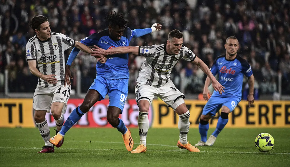 <p>Di babak kedua, Napoli makin intensif mengempur Juventus. Dua kali mereka memiliki peluang emas lewat Khvicha Kvaratskhelia dan Giovanni Di Lorenzo. Tapi kiper Wojciech Szczesny masih bisa membendungnya. (Marco Alpozzi/LaPresse via AP)</p>