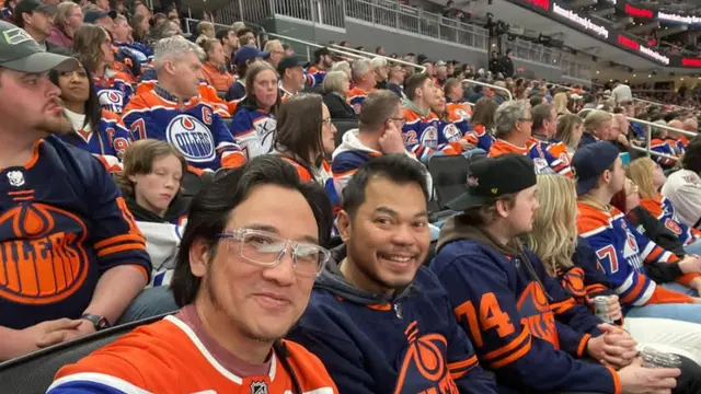 Potret Tengku Firmansyah di Rogers Stadium, Dukung Langsung Edmonton Oilers