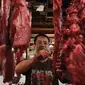 Pedagang melayani pembeli daging Sapi di Pasar Induk Senen, Jakarta, Selasa (19/7).(Liputan6.com/Angga Yuniar)