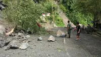 Pengemudi yang melintasi jalan di lereng Gunung Semeru kawasan Lumajang diminta waspada. (Liputan6.com/Dian Kurniawan)