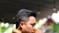 10 Ciri Kepribadian Orang Mengangkat Jari Kelingking saat Minum, Terkait Sopan Santun?