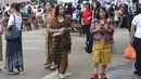 Pengunjung Festival Sarung Indonesia 2019 di Plaza Tenggara Kompleks Gelora Bung Karno, Jakarta, Minggu (3/3). Festival ini untuk menghidupkan kesadaran dan kebanggaan generasi muda akan kekayaan budaya Indonesia. (Liputan6.com/Helmi Fithriansyah)