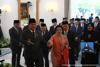 Momen Ketua Dewan Pengarah BPIP Megawati Soekarnoputri menggandeng Presiden Prabowo Subianto usai Upacara Hari Lahir Pancasila. (Tangkapan Layar YouTube Sekretariat Presiden)