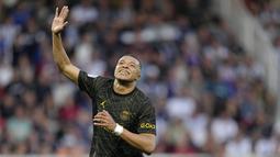 Pemain Paris Saint-Germain (PSG), Kylian Mbappe, melakukan selebrasi bersama setelah mencetak gol ke gawang AJ Auxerre pada laga Liga Prancis, di Stade de I’Abbe Deschamps, Senin (22/5/2023). PSG menang dengan skor tipis 2-1. (AP Photo/Thibault Camus)