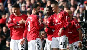 Striker Manchester United asal Slovenia bernomor punggung 30, Benjamin Sesko (kanan), merayakan gol kedua timnya selama pertandingan Liga Inggris antara Manchester United dan Crystal Palace di Old Trafford, Manchester, barat laut Inggris, pada 1 Maret 2026. (Darren Staples/AFP)