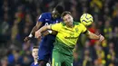 Pemain Tottenham Hotspur, Serge Aurier, berebut bola dengan pemain Norwich City, Marco Stiepermann, pada laga Premier League 2019 di Stadion Carrow Road, Sabtu (28/12). Kedua tim bermain imbang 2-2. (AP/Joe Giddens)