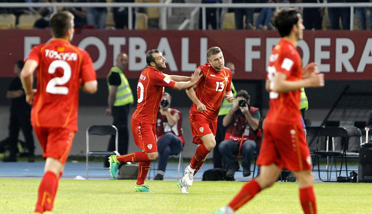 Pemain makedonia, Goran Pandev (2kiri) merayakan gol rekannya Stefan Ristovski saat melawan Spanyol pada kualifikasi Piala Dunia 2018 grup G di Philip II National Stadium, Skopje, MaKedonia, (11/6/2017). (AP/Boris Grdanoski) 