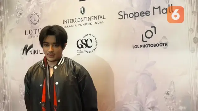Tex Saverio Rilis Koleksi Scarf bekerja sama dengan model Paula Verhoeven dan Bubah Alfian. (Dok: Liputan6.com/dyah)